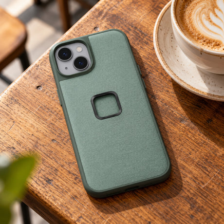 Peak Design Everyday Case iPhone 14 – Sage – illustrative photo (AI)