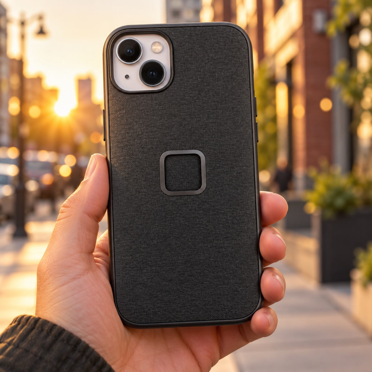 Peak Design Everyday Case iPhone 15 Plus – Charcoal – Illustrationsfoto (KI)