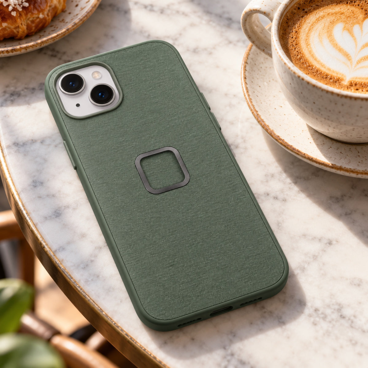 Peak Design Everyday Case iPhone 15 Plus – Sage – illustrative photo (AI)