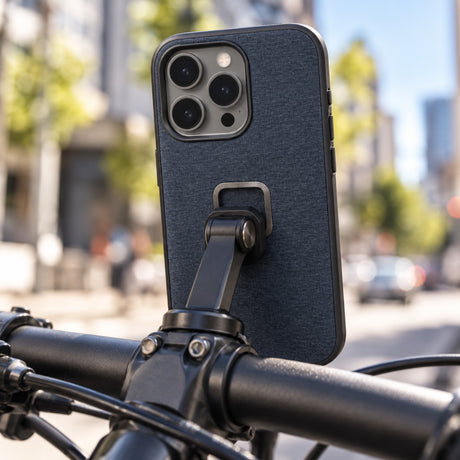 Peak Design Everyday Case iPhone 15 Pro Max v2 – Midnight – illustrative photo (AI)