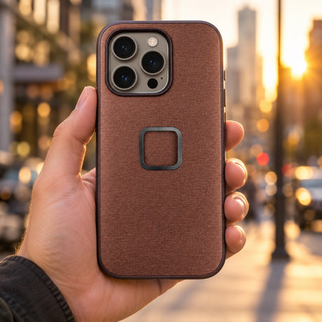 Peak Design Everyday Case iPhone 15 Pro Max v2 – Redwood – illustrative photo (AI)
