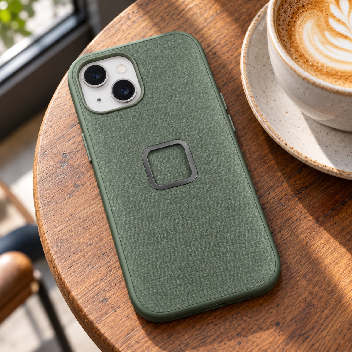 Peak Design Everyday Case iPhone 15 – Sage – illustrative photo (AI)