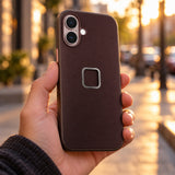 Peak Design Everyday Case – iPhone 16 Plus – Eclipse – Illustrationsfoto (KI)