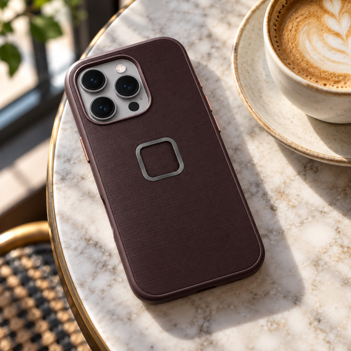 Peak Design Everyday Case iPhone 16 Pro – Eclipse – illustrative photo (AI)