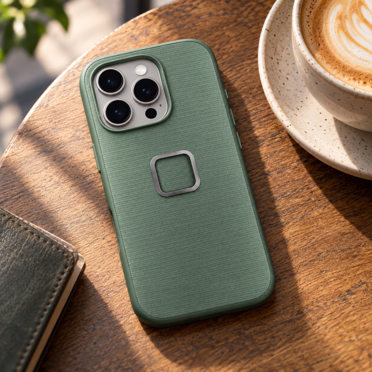 Peak Design Everyday Case iPhone 16 Pro – Sage – Illustrationsfoto (KI)