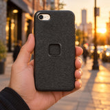 Peak Design Everyday Case iPhone SE – Charcoal – illustrative photo (AI)