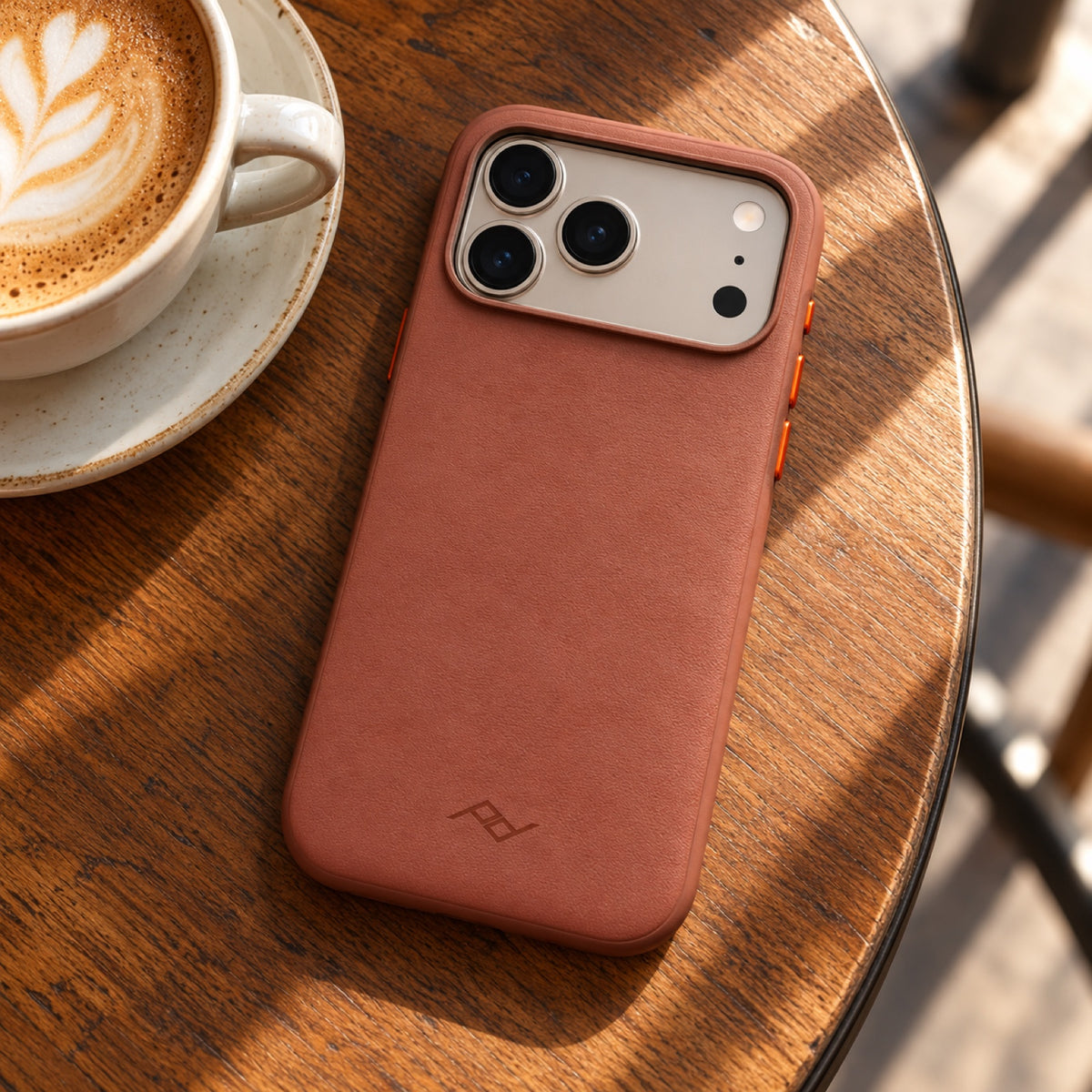 Peak Design Everyday Case Non-Slimlink iPhone 18 Pro Max – Redwood Clarino – Illustrationsfoto (KI)