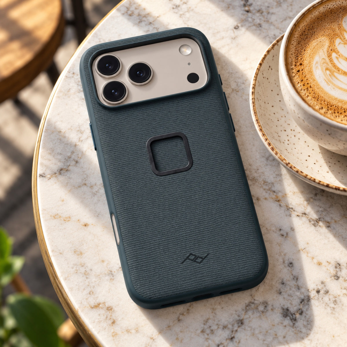 Peak Design Everyday Case Slimlink iPhone 18 Pro Max – Ocean – Illustrationsfoto (KI)