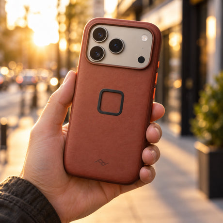 Peak Design Everyday Case Slimlink iPhone 18 Pro – Redwood Clarino – Illustrationsfoto (KI)