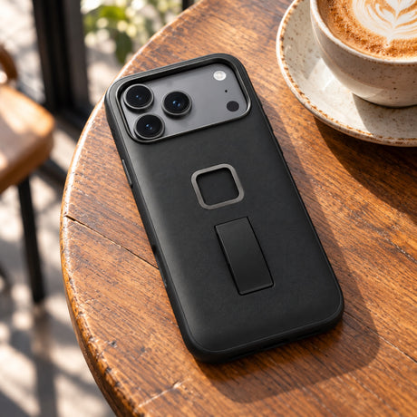 Peak Design Everyday Clarino Loop Case iPhone 17 Pro Max – Black – illustrative photo (AI)
