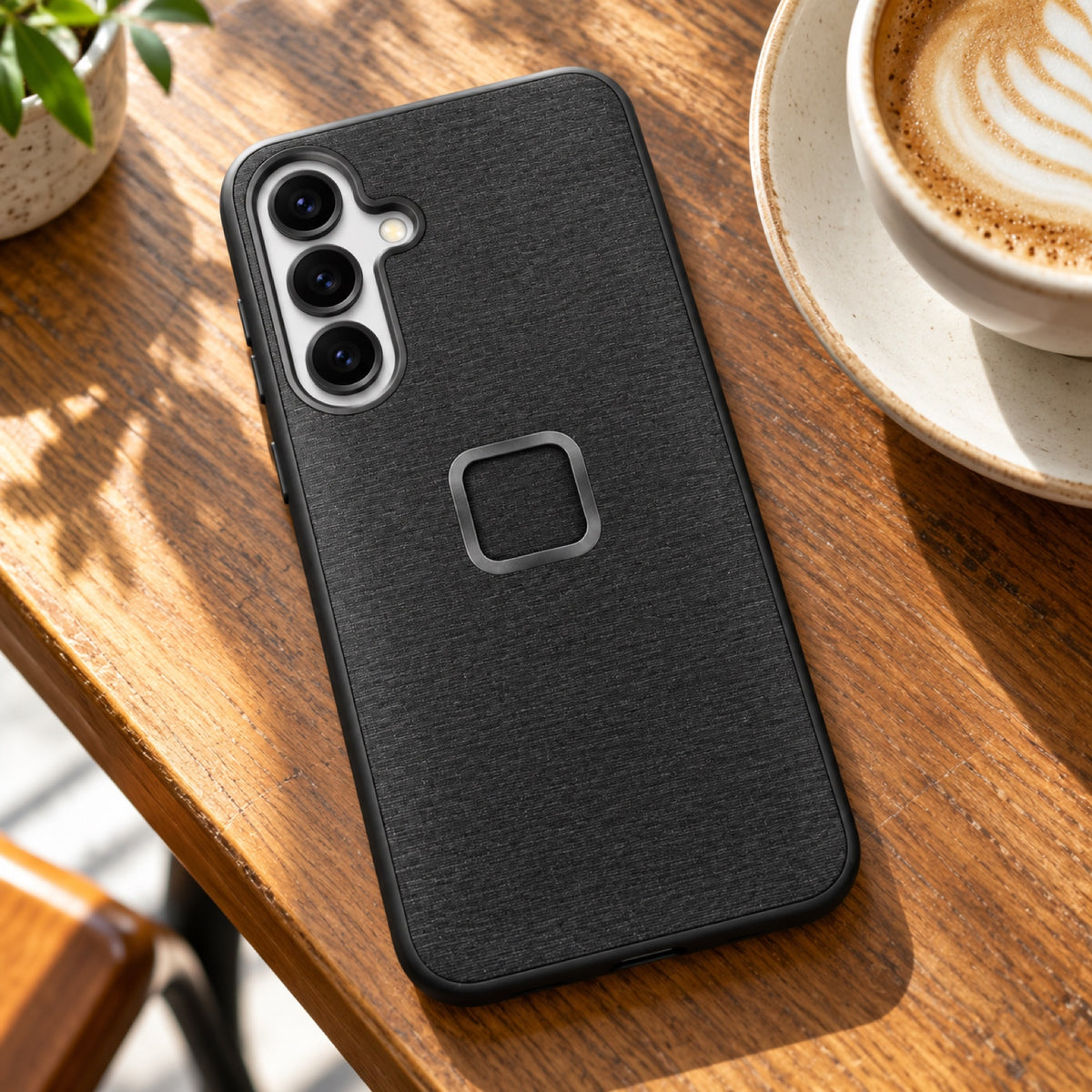 Peak Design Everyday Case Fabric Samsung Galaxy S25+ – Charcoal – Illustrationsfoto (KI)