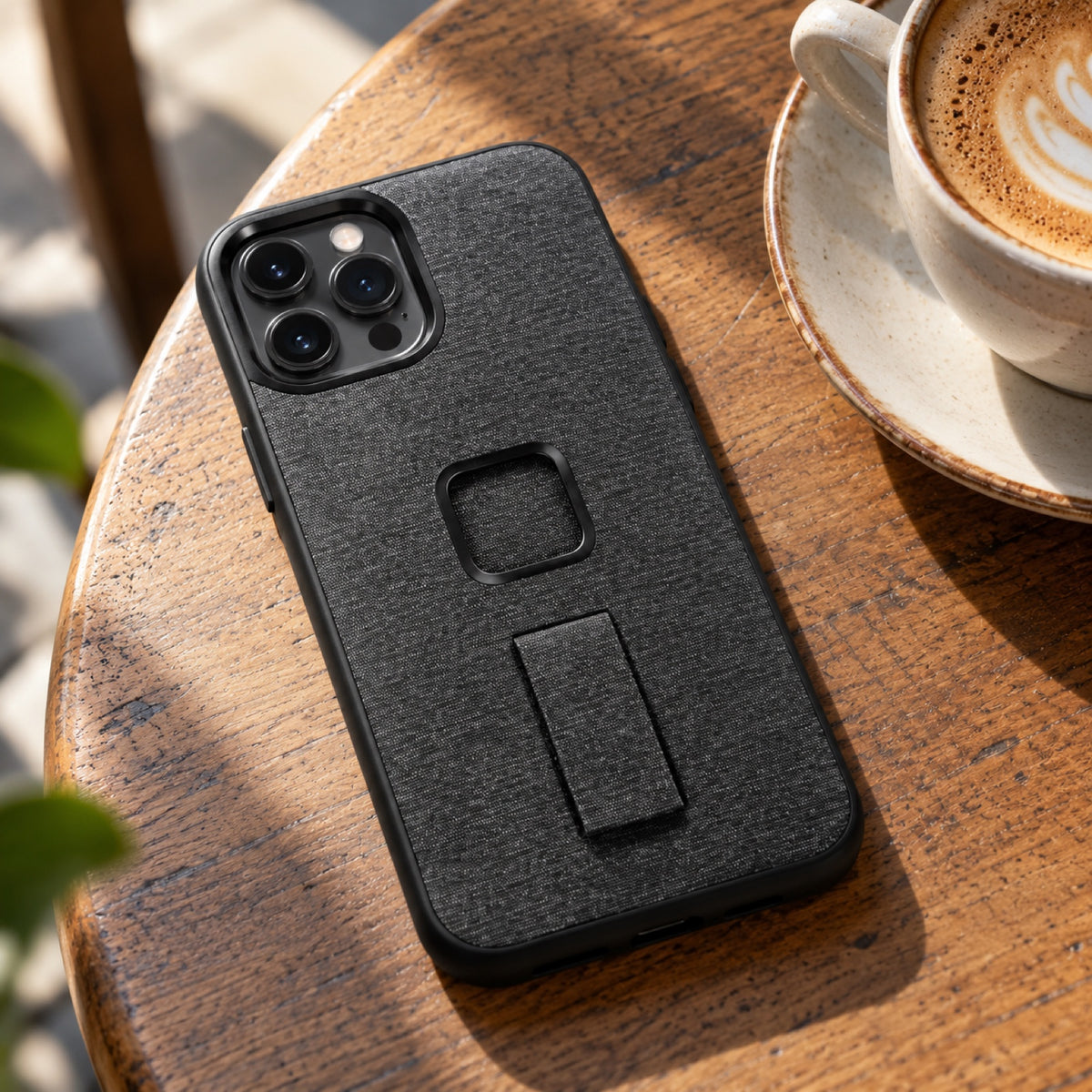 Peak Design Everyday Loop Case iPhone 12 Pro Max – Charcoal – illustrative photo (AI)
