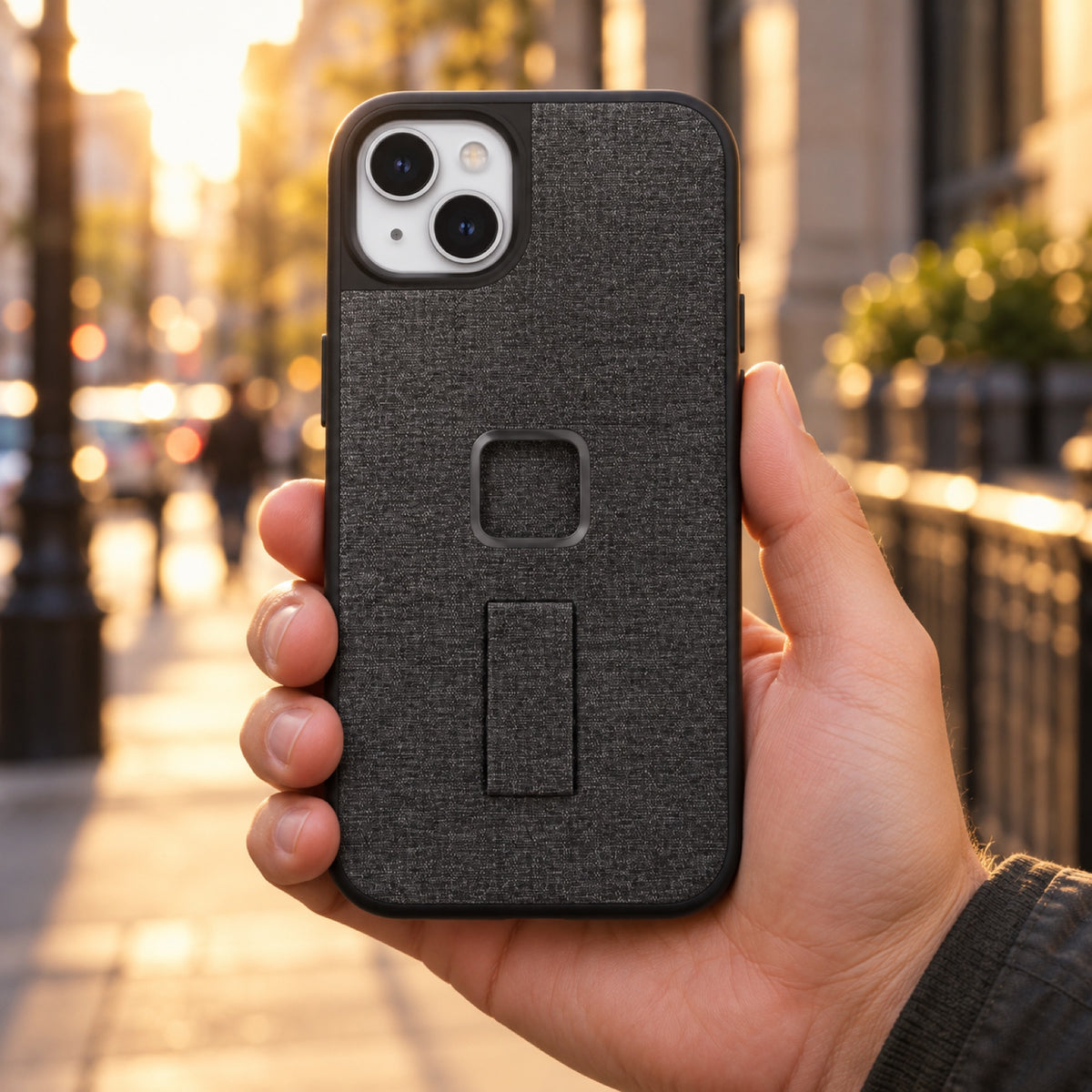 Peak Design Everyday Loop Case iPhone 14 Plus – Charcoal – Illustrationsfoto (KI)