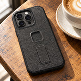 Peak Design Everyday Loop Case iPhone 14 Pro – Charcoal – Illustrationsfoto (KI)