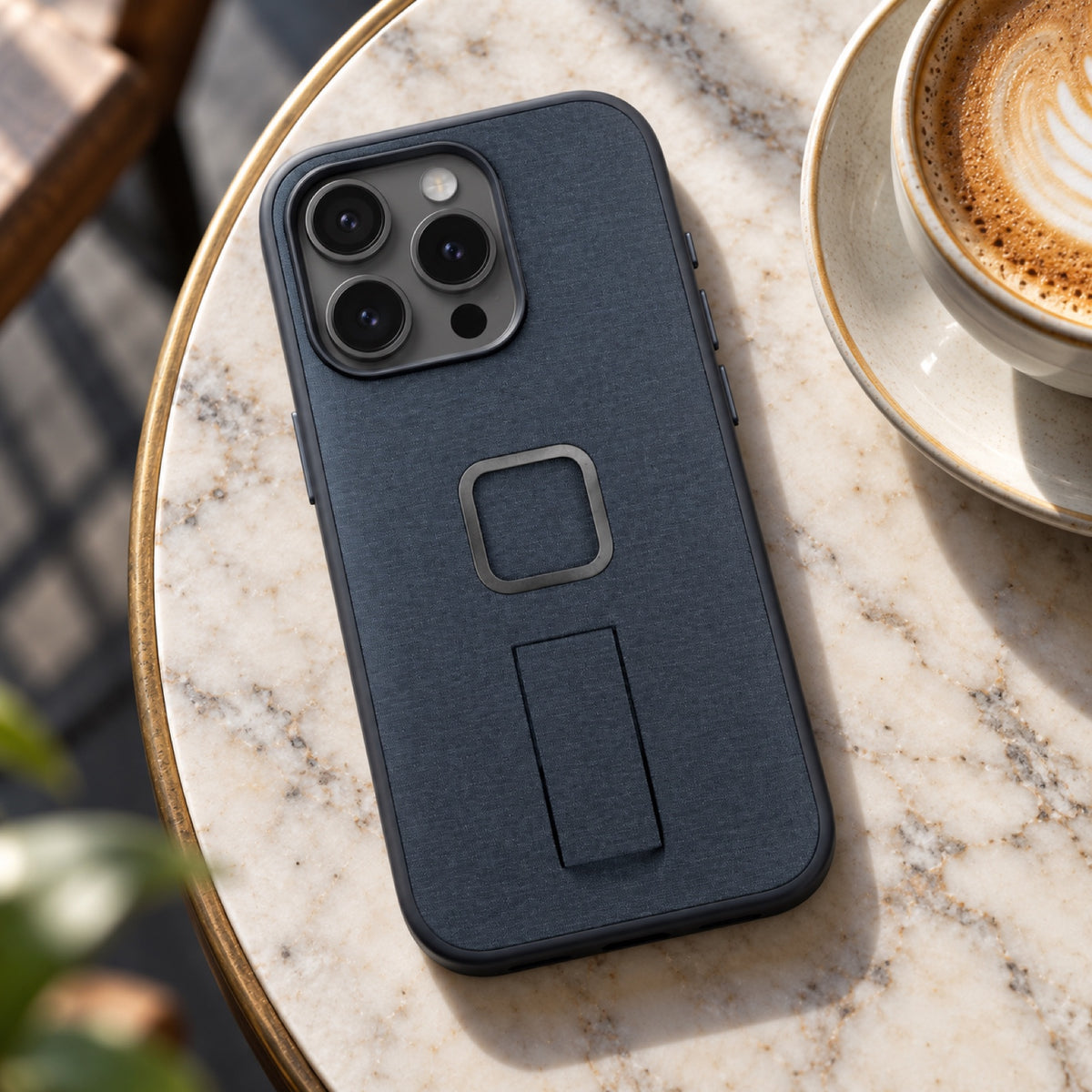 Peak Design Everyday Loop Case iPhone 15 Pro v2 – Midnight – illustrative photo (AI)