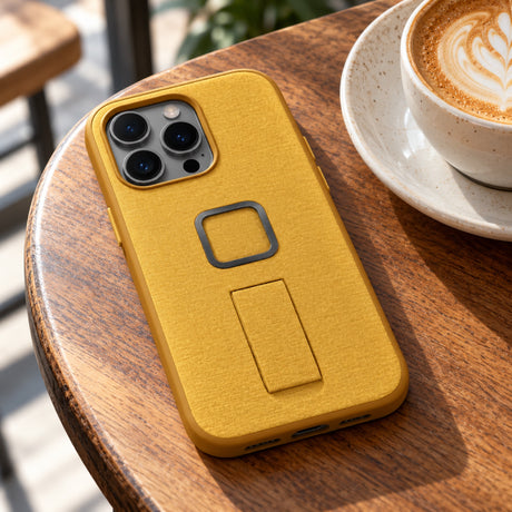Peak Design Everyday Loop Case iPhone 15 Pro v2 – Sun – Illustrationsfoto (KI)