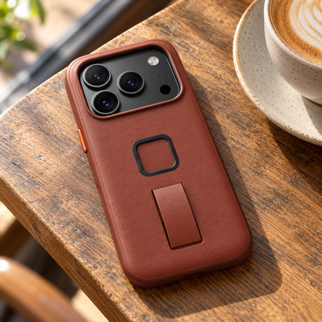Peak Design Everyday Loop Case Slimlink iPhone 18 Pro – Redwood Clarino – Illustrationsfoto (KI)