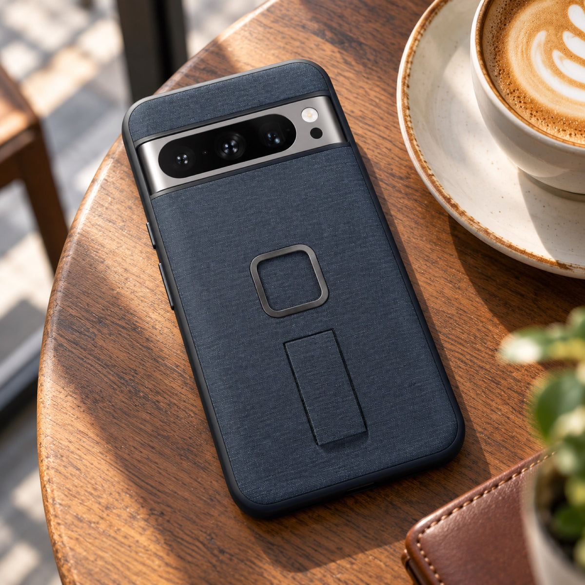 Peak Design Everyday Loop Case Google Pixel 8 Pro – Midnight – Illustrationsfoto (KI)