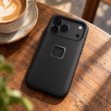 Peak Design GNAR Case – iPhone 17 Pro – Schwarz – Illustrationsfoto (KI)