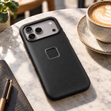Peak Design GNAR Case – iPhone 17 Pro Max – Schwarz – Illustrationsfoto (KI)