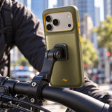 Peak Design GNAR Case – iPhone 17 Pro Max – Kelp – Illustrationsfoto (KI)