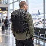Peak Design Rain Fly 20L–30L – Schwarz – Illustrationsfoto (KI)