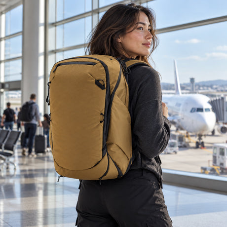 Peak Design Travel Backpack 45L – Coyote – Illustrationsfoto (KI)