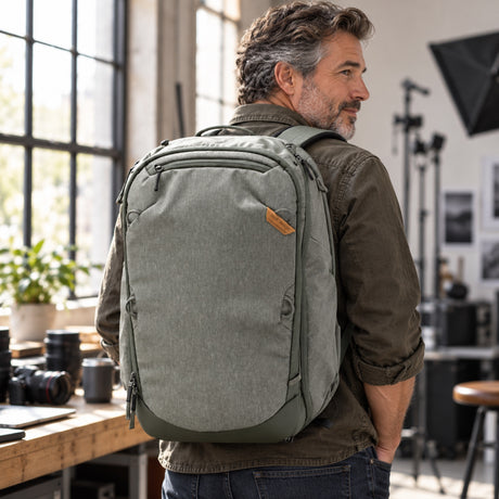 Peak Design Travel Backpack 45L v2 – Sage – Illustrationsfoto (KI)