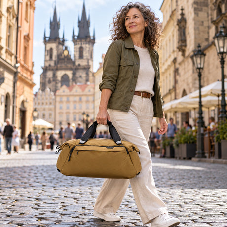 Peak Design Travel Duffel 35L – Coyote – Illustrationsfoto (KI)