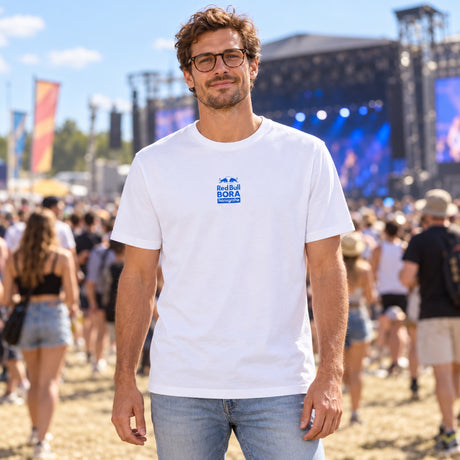 Red Bull Bora Hansgrohe Freizeit-T-Shirt – Weiß, MONUMENTS Edition – Illustrationsfoto (KI)