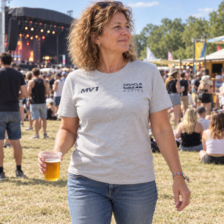 Max Verstappen Red Bull Racing F1 HELMET T-Shirt – Grey – ilustrační foto 2 (AI)
