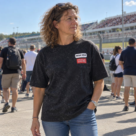 Oracle Red Bull Racing NE LINEAR Casual T-Shirt – Black, Oversized – ilustrační foto 2 (AI)