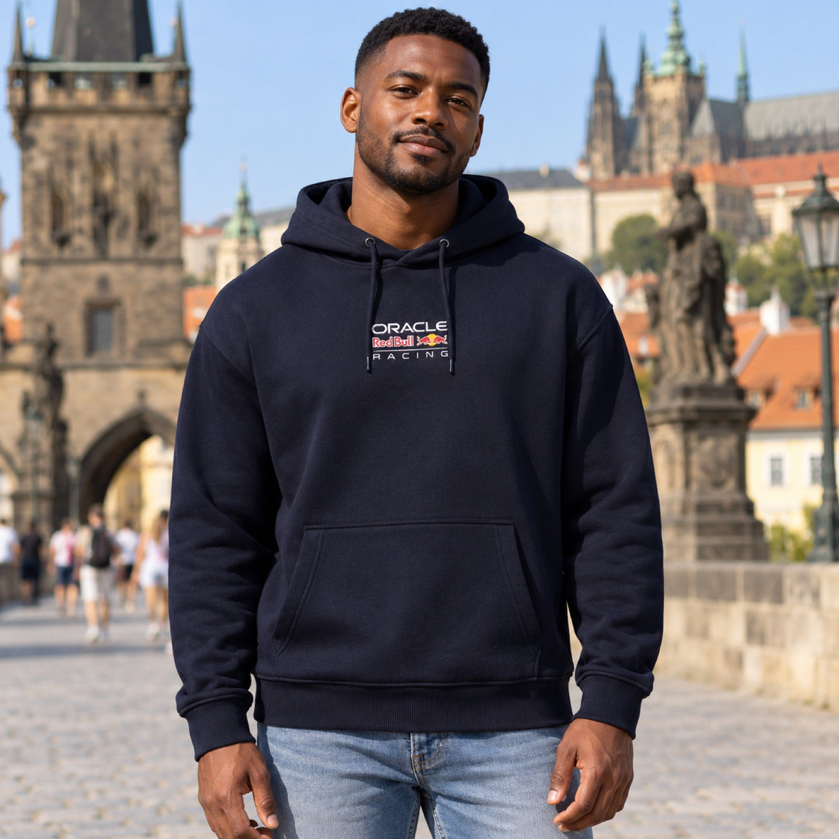 Oracle Red Bull Racing RACING Edition Hoodie mit Logo – Dunkelblau – Illustrationsfoto (KI)
