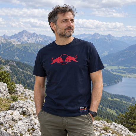 Oracle Red Bull Racing SPARK Edition T-Shirt with Logo – Navy Blue – ilustrační foto (AI)