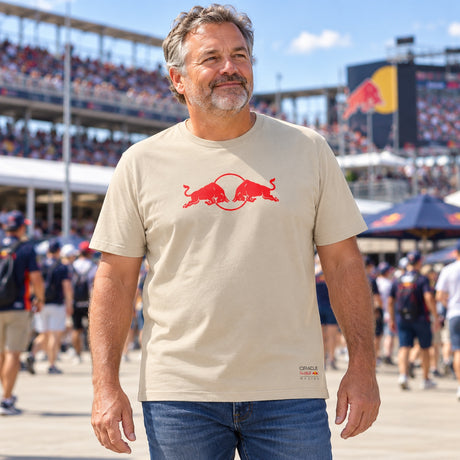 Oracle Red Bull Racing SPARK Edition T-Shirt mit Logo – Sand – Illustrationsfoto (KI)