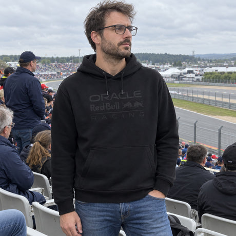 Oracle Red Bull Racing TONAL Edition Hoodie with Logo – Black – ilustrační foto (AI)