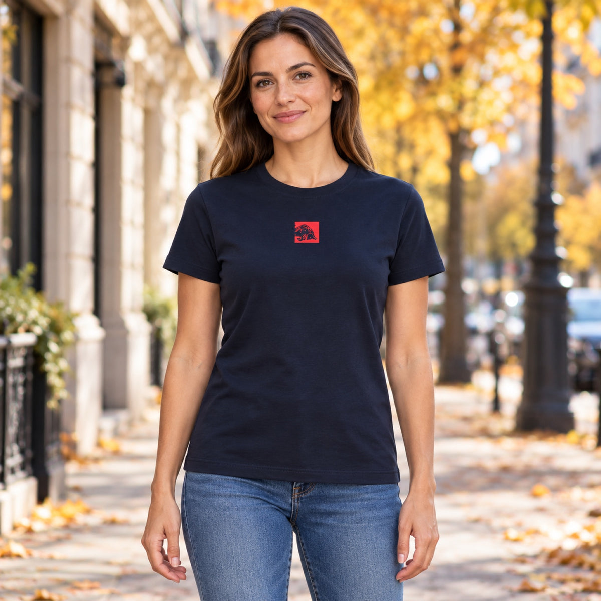 Red Bull Ring CORE Damen-T-Shirt mit RRI-Motiv – Illustrationsfoto (KI)