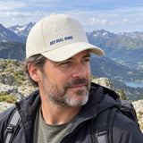 Red Bull Ring DEBOSSED Casual Cap – Off-White – ilustrační foto (AI)