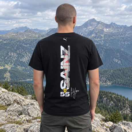 Carlos Sainz – Scuderia Ferrari F1 Fan T-Shirt – Black – ilustrační foto (AI)
