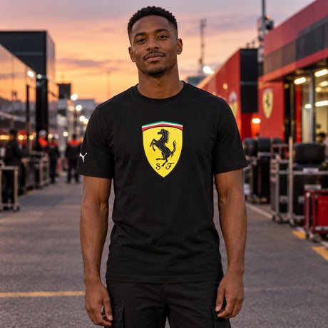 Scuderia Ferrari F1 Lifestyle-T-Shirt mit großem Logo – Schwarz – Illustrationsfoto (KI)