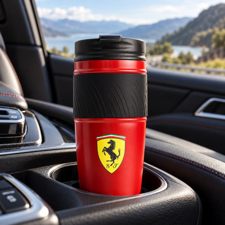 Scuderia Ferrari F1 Thermobecher mit Logo – Illustrationsfoto (KI)