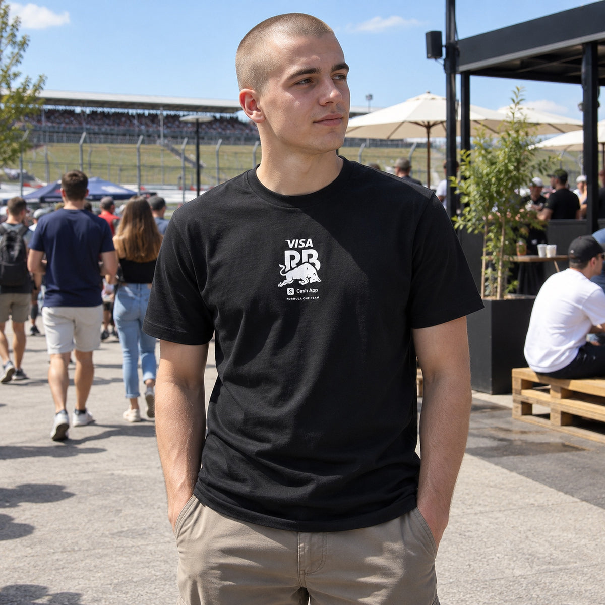 Visa Cash App RB F1 Team ESS Casual T-Shirt – Black – ilustrační foto (AI)