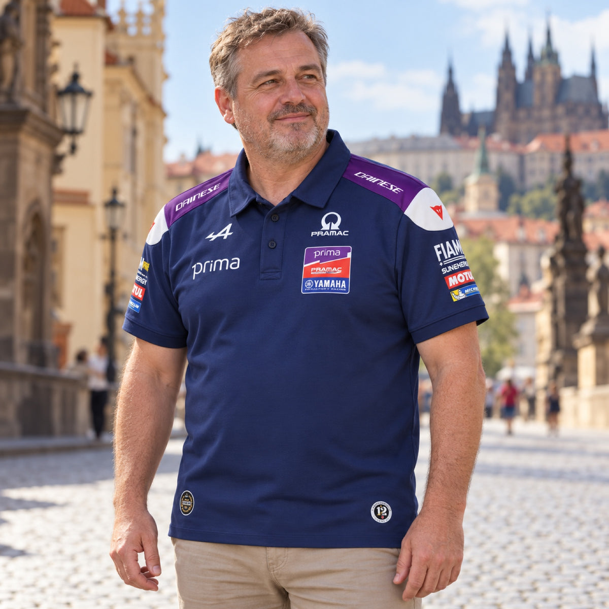 Yamaha Pramac Team-Poloshirt mit Sponsorenlogos – Illustrationsfoto (KI)
